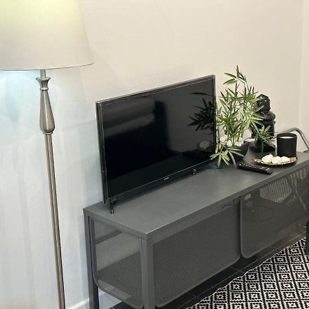 Modern Flat In Central Egham By Windsor Castle, Staines-Upon-Thames And Heathrow Airport Exterior foto