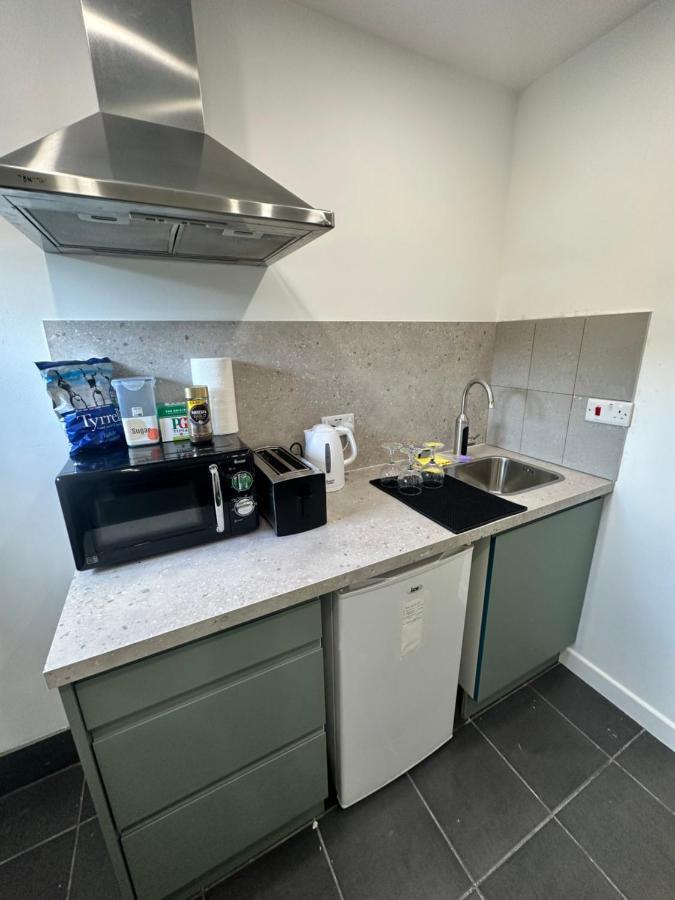 Modern Flat In Central Egham By Windsor Castle, Staines-Upon-Thames And Heathrow Airport Exterior foto