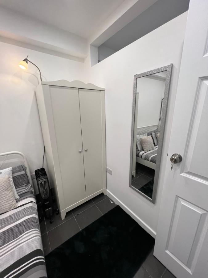 Modern Flat In Central Egham By Windsor Castle, Staines-Upon-Thames And Heathrow Airport Exterior foto