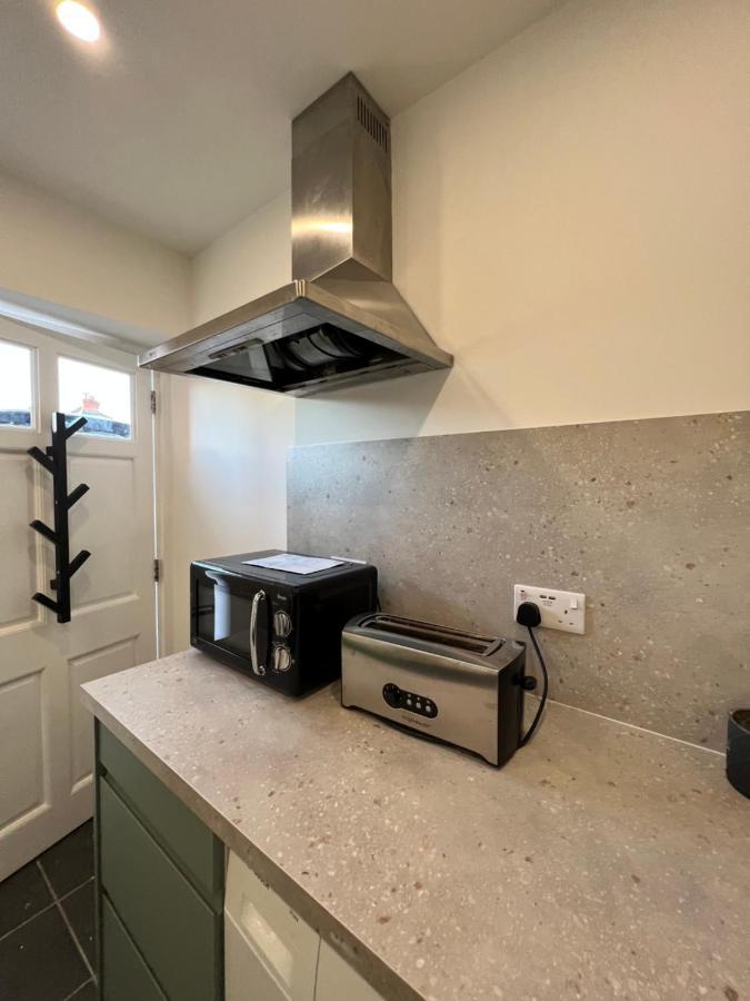 Modern Flat In Central Egham By Windsor Castle, Staines-Upon-Thames And Heathrow Airport Exterior foto