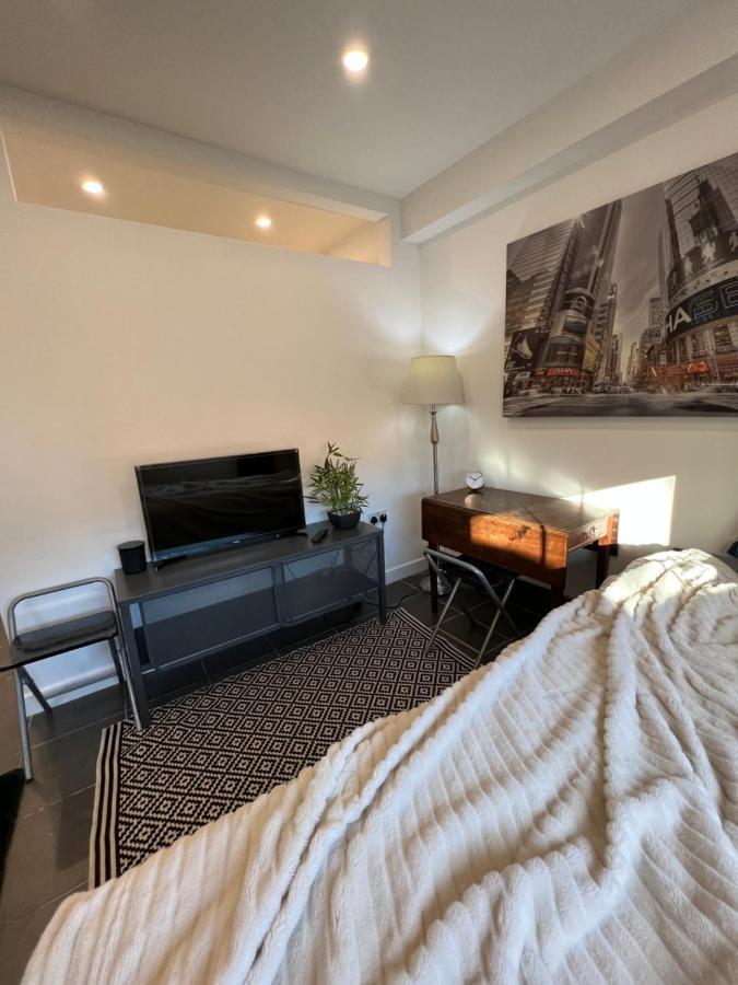 Modern Flat In Central Egham By Windsor Castle, Staines-Upon-Thames And Heathrow Airport Exterior foto