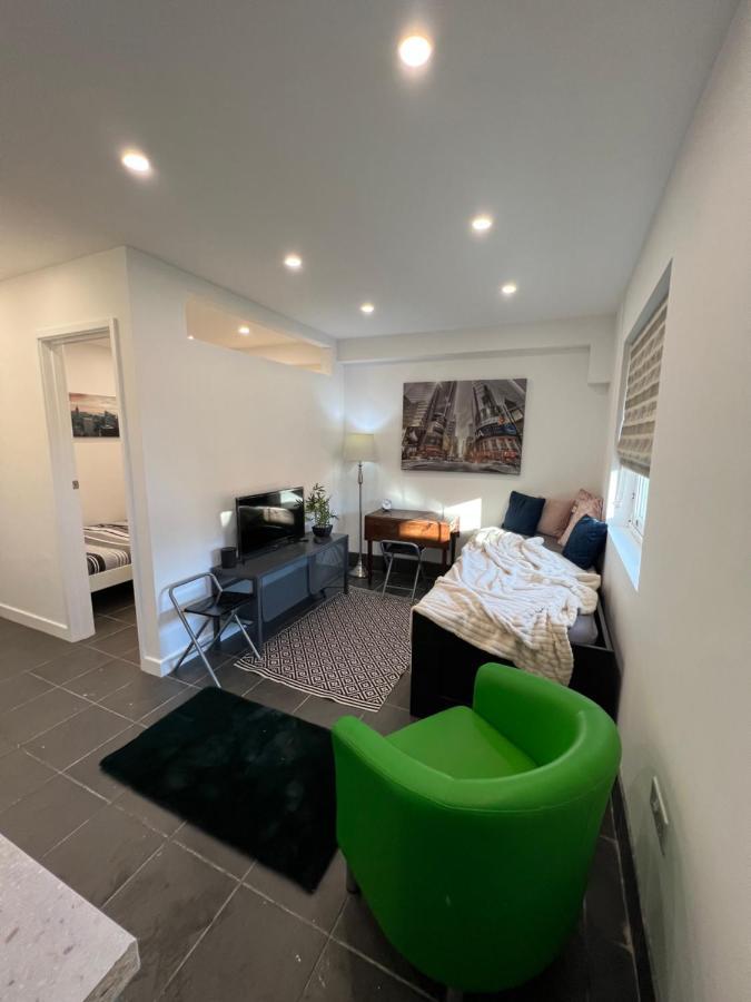 Modern Flat In Central Egham By Windsor Castle, Staines-Upon-Thames And Heathrow Airport Exterior foto