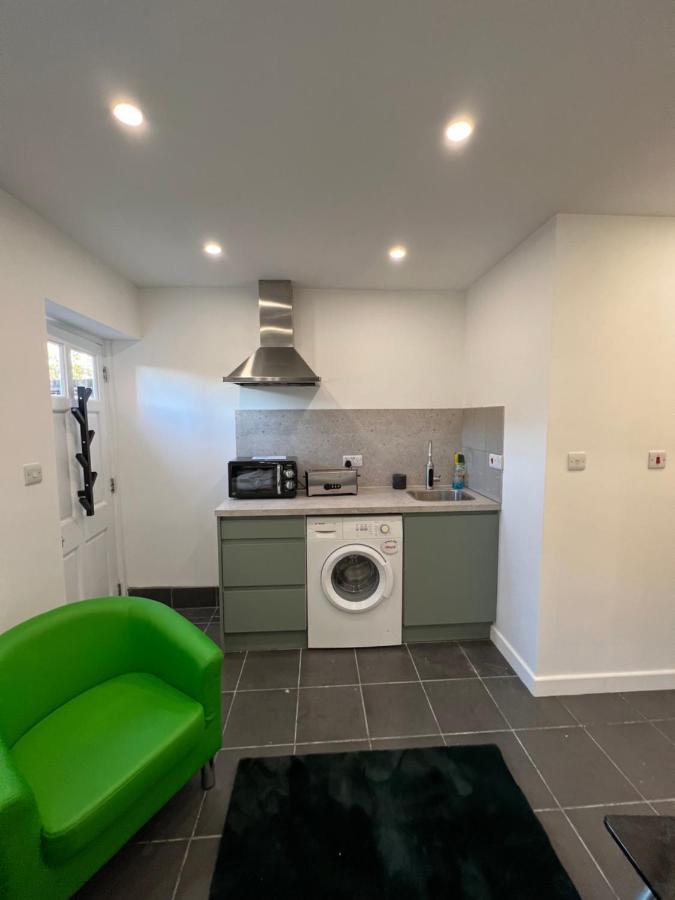 Modern Flat In Central Egham By Windsor Castle, Staines-Upon-Thames And Heathrow Airport Exterior foto