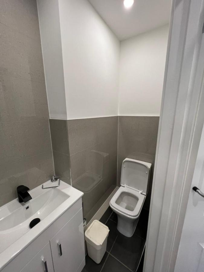 Modern Flat In Central Egham By Windsor Castle, Staines-Upon-Thames And Heathrow Airport Exterior foto