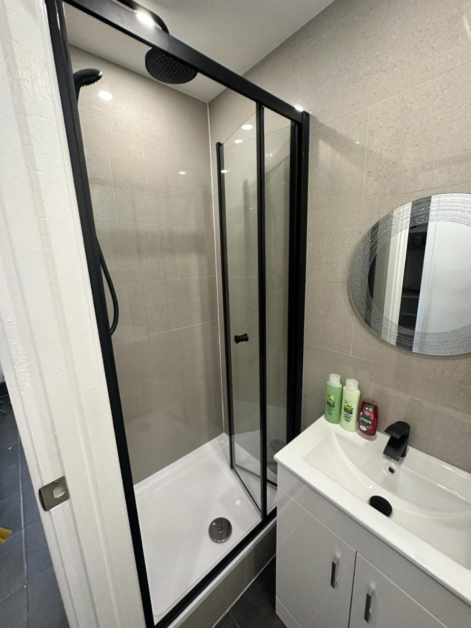 Modern Flat In Central Egham By Windsor Castle, Staines-Upon-Thames And Heathrow Airport Exterior foto